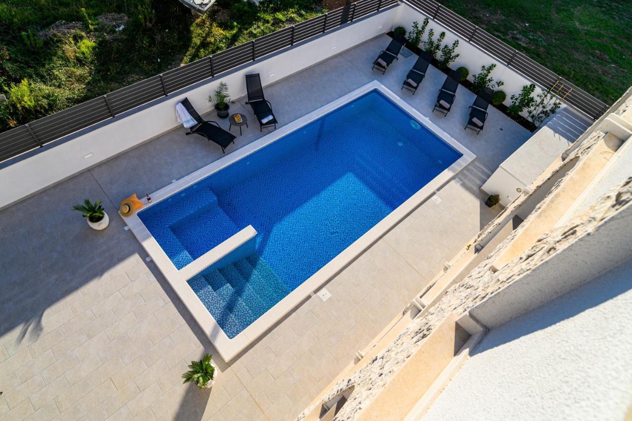 Villa Relax - Beautiful Apartment With Heated Saltwater Pool & Jacuzzi Каштела Екстер'єр фото