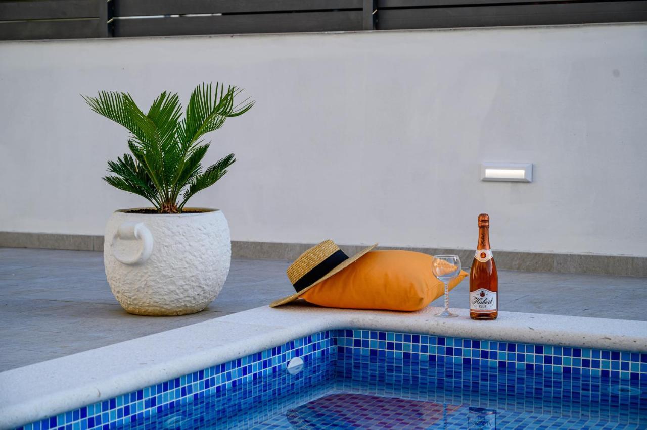 Villa Relax - Beautiful Apartment With Heated Saltwater Pool & Jacuzzi Каштела Екстер'єр фото