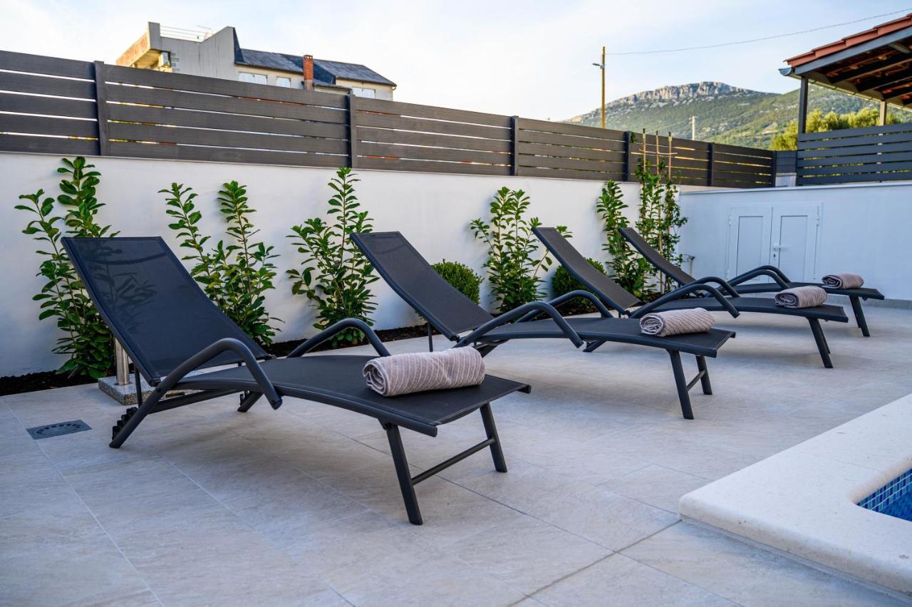 Villa Relax - Beautiful Apartment With Heated Saltwater Pool & Jacuzzi Каштела Екстер'єр фото