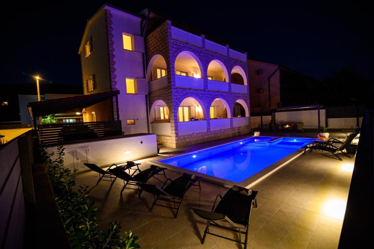 Villa Relax - Beautiful Apartment With Heated Saltwater Pool & Jacuzzi Каштела Екстер'єр фото