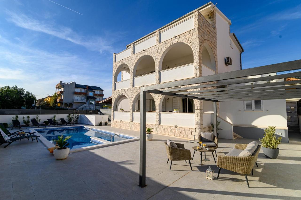 Villa Relax - Beautiful Apartment With Heated Saltwater Pool & Jacuzzi Каштела Екстер'єр фото