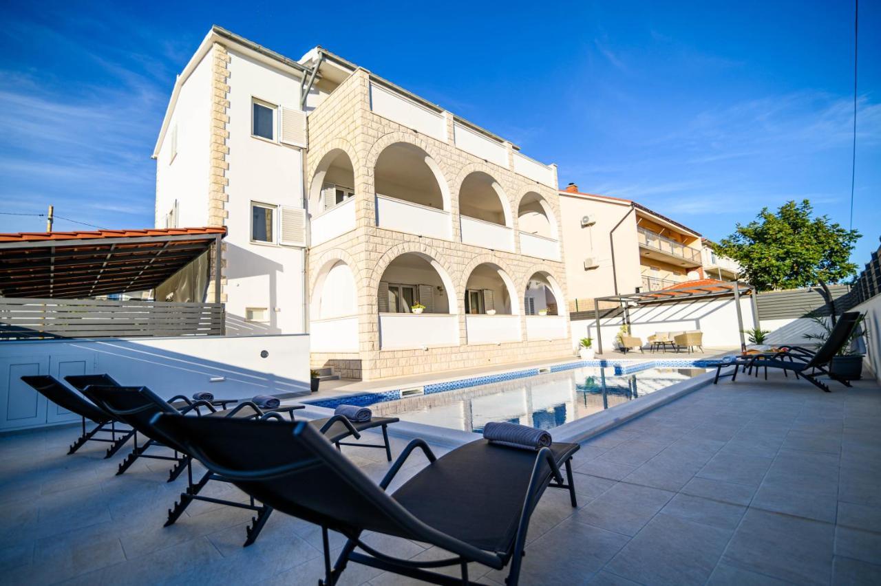 Villa Relax - Beautiful Apartment With Heated Saltwater Pool & Jacuzzi Каштела Екстер'єр фото