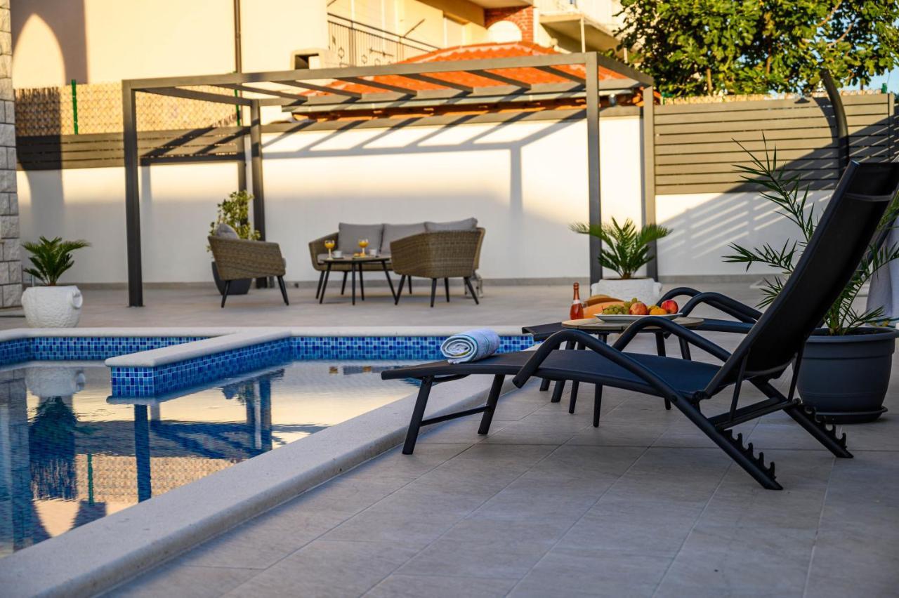 Villa Relax - Beautiful Apartment With Heated Saltwater Pool & Jacuzzi Каштела Екстер'єр фото