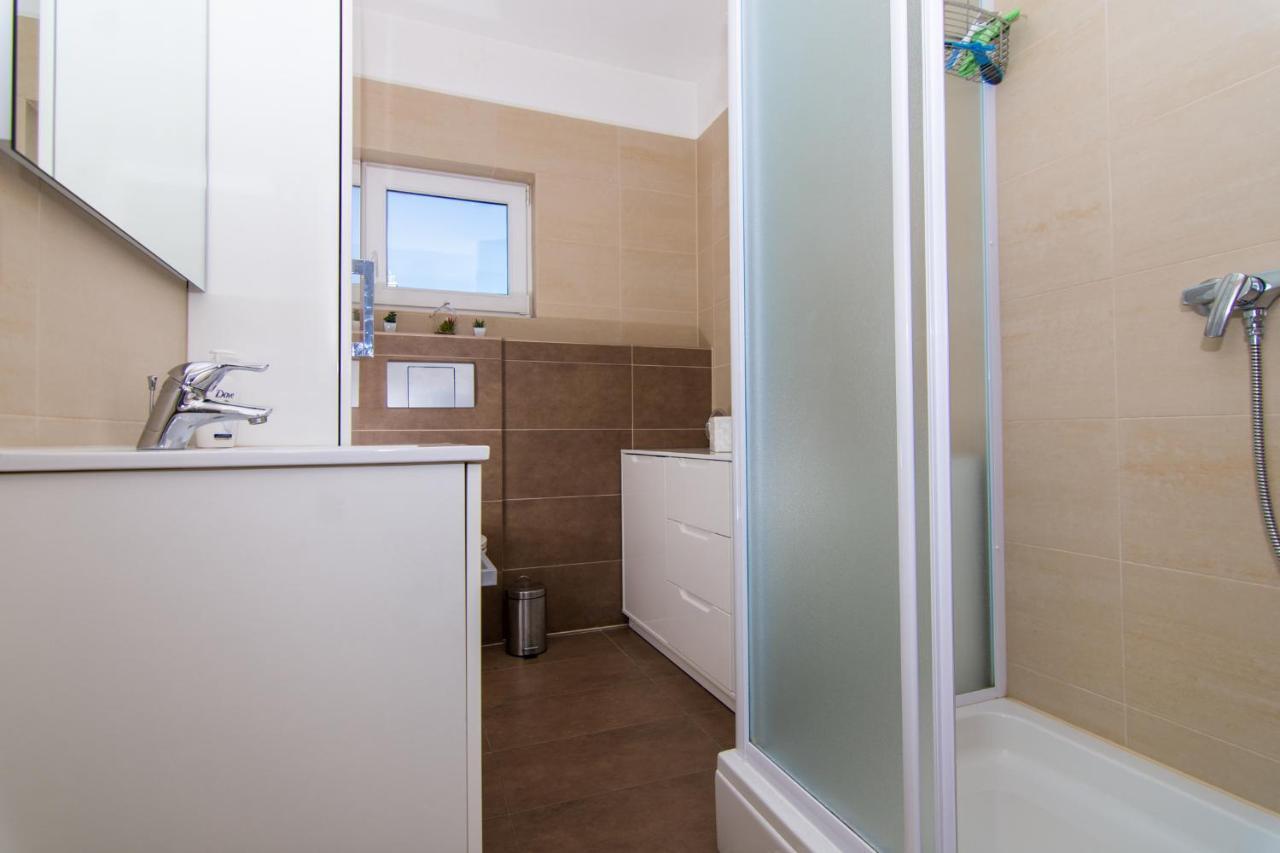 Villa Relax - Beautiful Apartment With Heated Saltwater Pool & Jacuzzi Каштела Екстер'єр фото