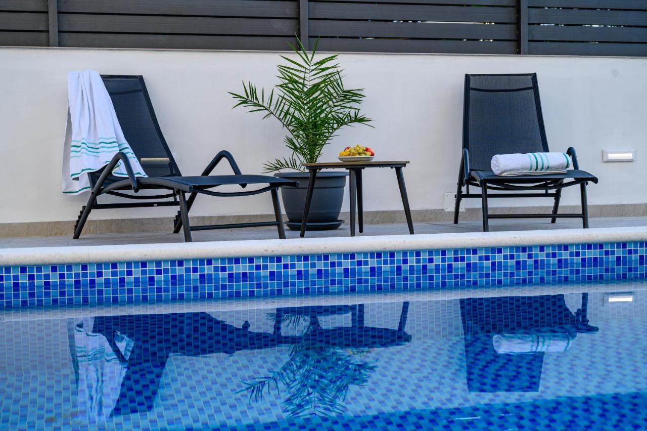 Villa Relax - Beautiful Apartment With Heated Saltwater Pool & Jacuzzi Каштела Екстер'єр фото