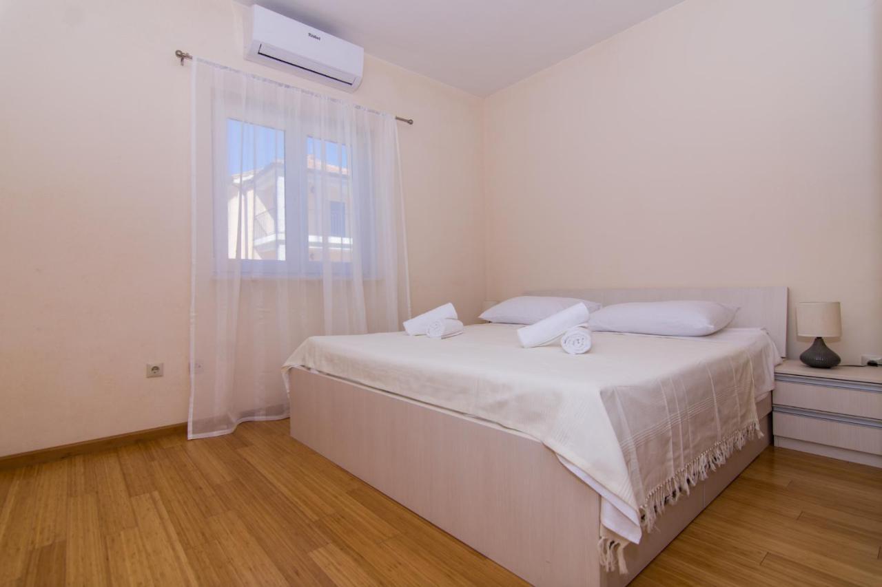 Villa Relax - Beautiful Apartment With Heated Saltwater Pool & Jacuzzi Каштела Екстер'єр фото