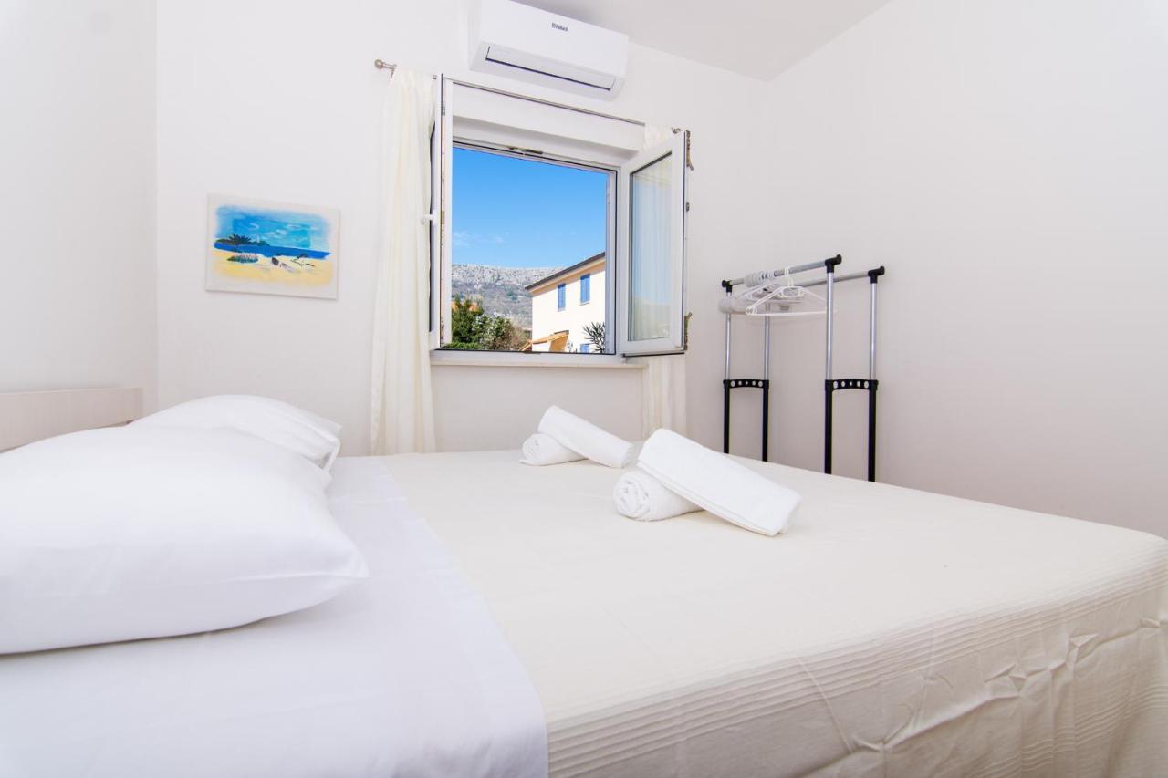 Villa Relax - Beautiful Apartment With Heated Saltwater Pool & Jacuzzi Каштела Екстер'єр фото