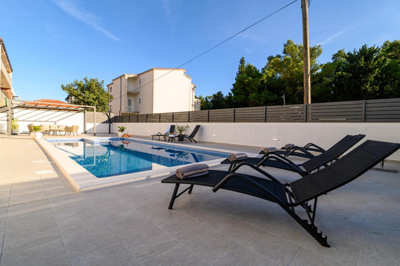 Villa Relax - Beautiful Apartment With Heated Saltwater Pool & Jacuzzi Каштела Екстер'єр фото