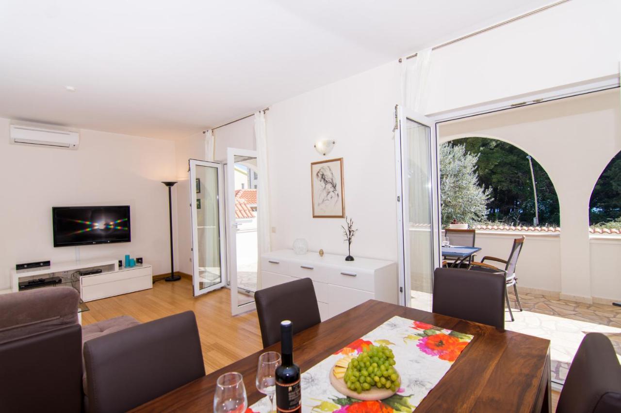 Villa Relax - Beautiful Apartment With Heated Saltwater Pool & Jacuzzi Каштела Екстер'єр фото