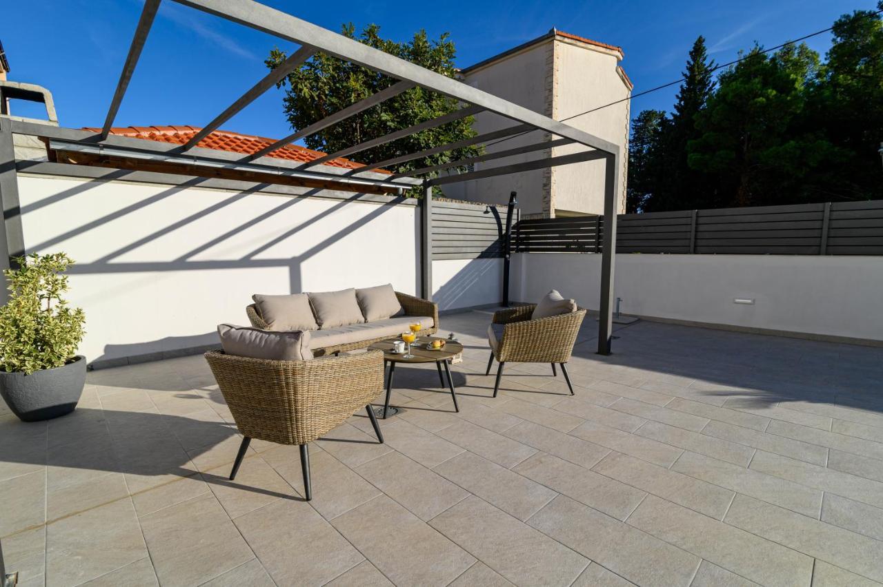 Villa Relax - Beautiful Apartment With Heated Saltwater Pool & Jacuzzi Каштела Екстер'єр фото