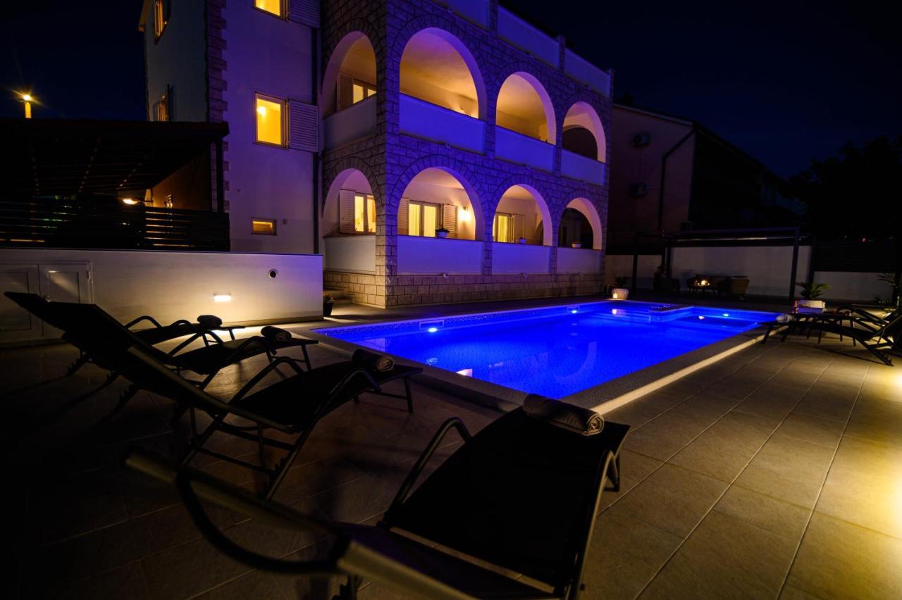Villa Relax - Beautiful Apartment With Heated Saltwater Pool & Jacuzzi Каштела Екстер'єр фото