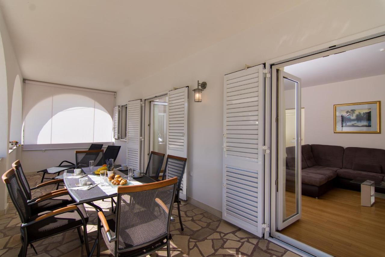 Villa Relax - Beautiful Apartment With Heated Saltwater Pool & Jacuzzi Каштела Екстер'єр фото