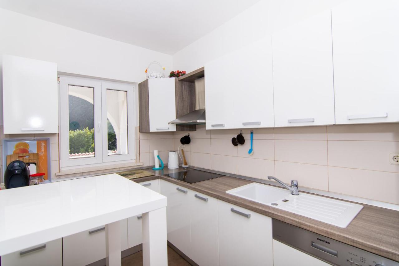 Villa Relax - Beautiful Apartment With Heated Saltwater Pool & Jacuzzi Каштела Екстер'єр фото