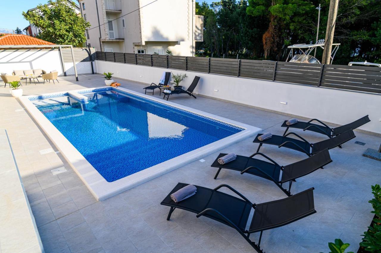 Villa Relax - Beautiful Apartment With Heated Saltwater Pool & Jacuzzi Каштела Екстер'єр фото