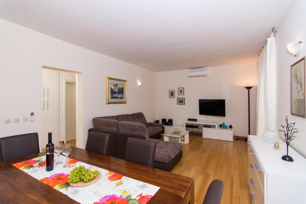 Villa Relax - Beautiful Apartment With Heated Saltwater Pool & Jacuzzi Каштела Екстер'єр фото