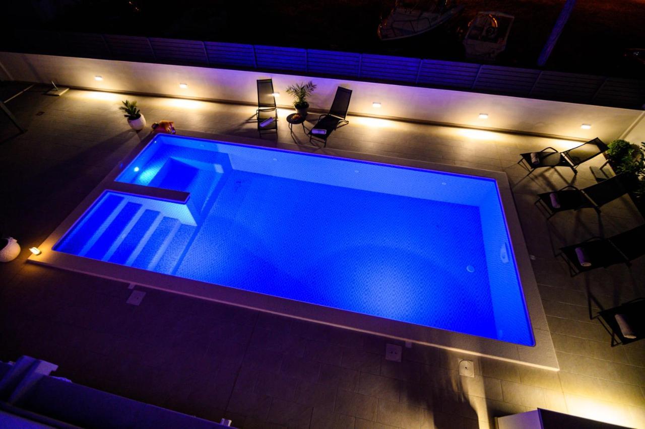 Villa Relax - Beautiful Apartment With Heated Saltwater Pool & Jacuzzi Каштела Екстер'єр фото