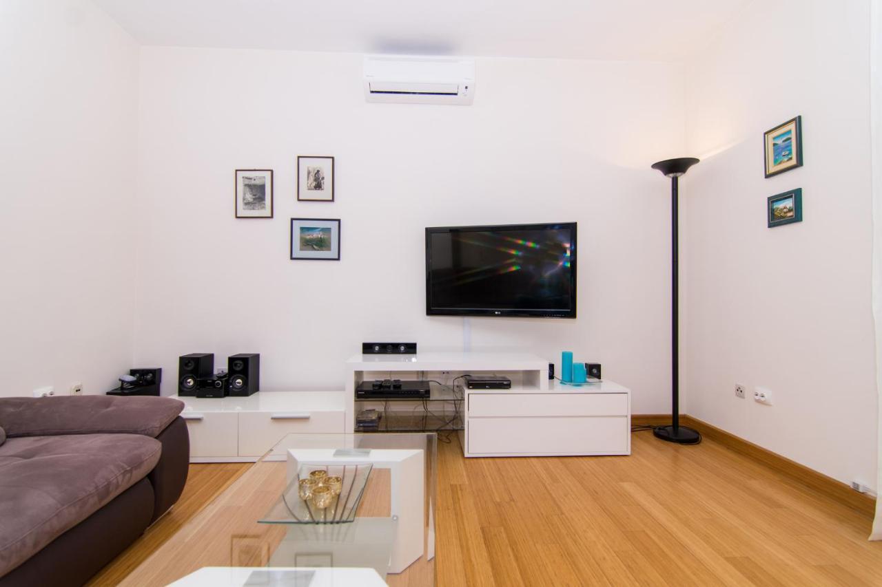 Villa Relax - Beautiful Apartment With Heated Saltwater Pool & Jacuzzi Каштела Екстер'єр фото