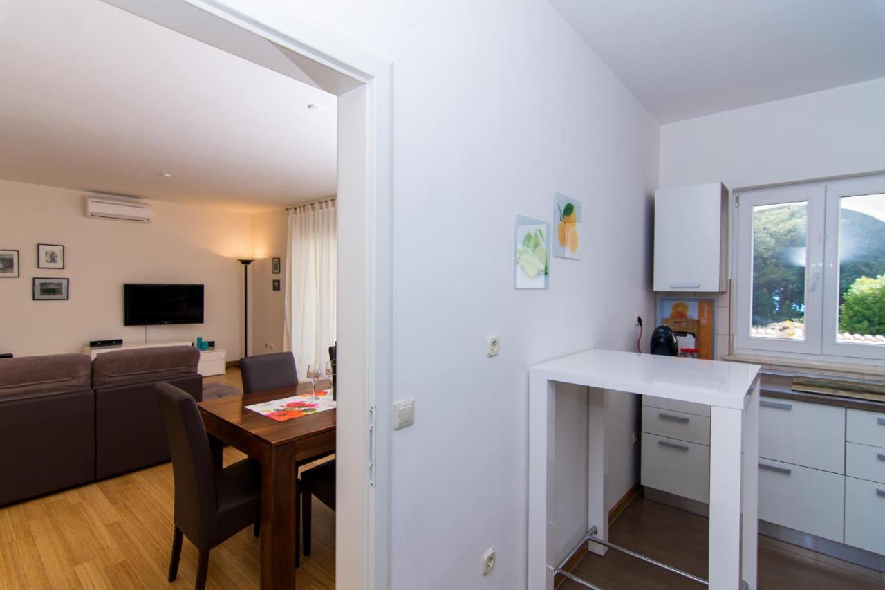 Villa Relax - Beautiful Apartment With Heated Saltwater Pool & Jacuzzi Каштела Екстер'єр фото