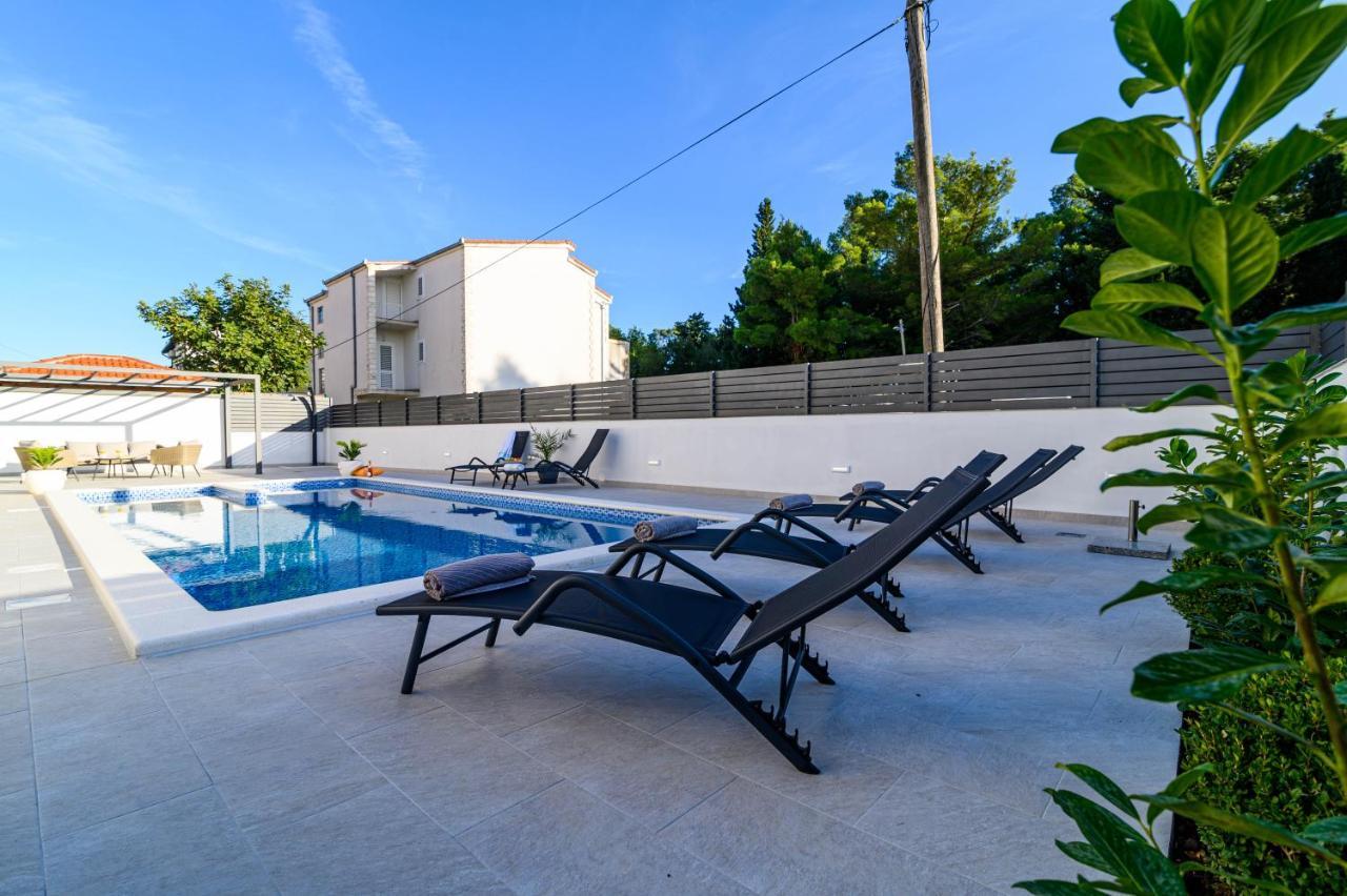 Villa Relax - Beautiful Apartment With Heated Saltwater Pool & Jacuzzi Каштела Екстер'єр фото