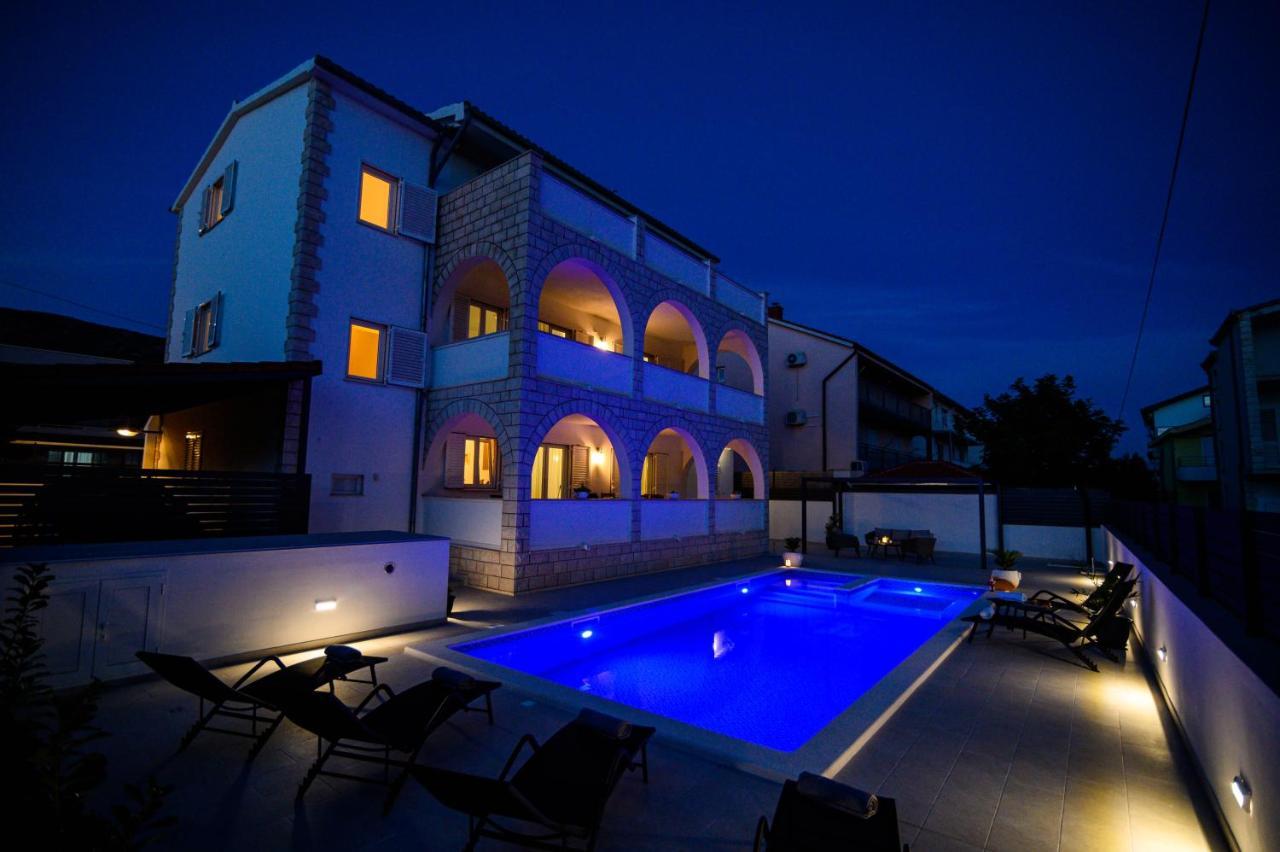 Villa Relax - Beautiful Apartment With Heated Saltwater Pool & Jacuzzi Каштела Екстер'єр фото