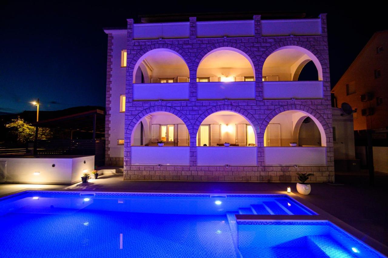 Villa Relax - Beautiful Apartment With Heated Saltwater Pool & Jacuzzi Каштела Екстер'єр фото