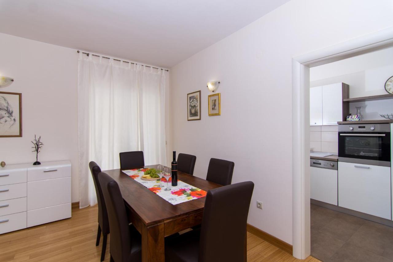 Villa Relax - Beautiful Apartment With Heated Saltwater Pool & Jacuzzi Каштела Екстер'єр фото